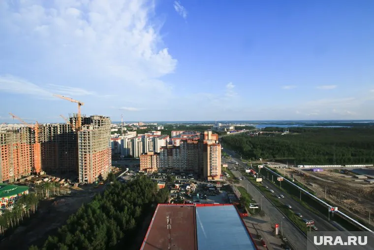 По данным Forbes, средняя зарплата в Сургуте — 108 тысяч рублей