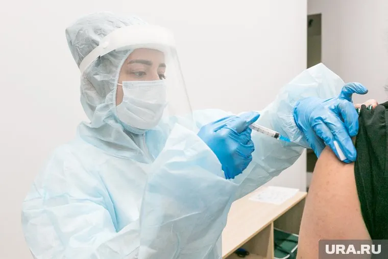 Вакцинироваться от коронавируса рекомендуется людям из групп риска