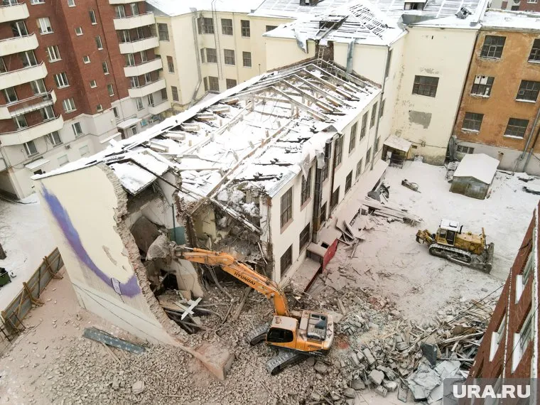 Снос ПРОМЭКТа осуществляют два экскаватора