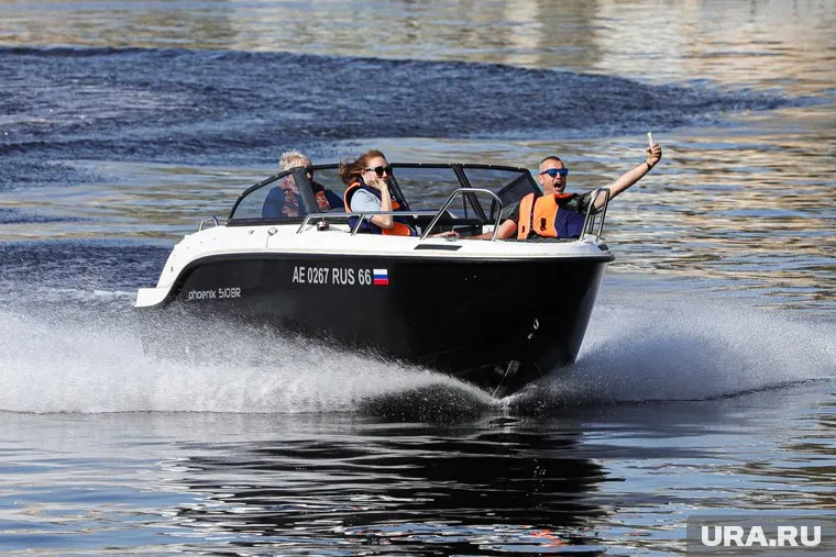 На берегу участники фестиваля устроили костюмированное шествие