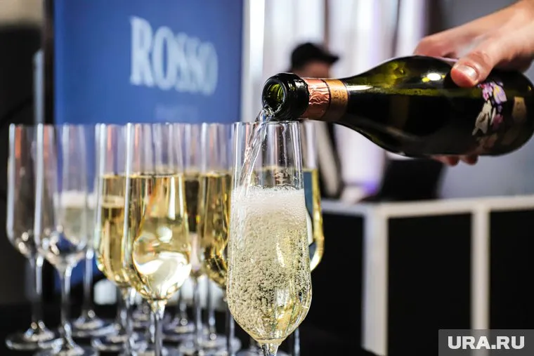 Психиатр Руслан Исаев рекомендует с осторожностью употреблять шампанское в новогодние праздники