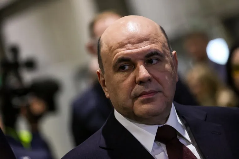 Михаил Мишустин во время посещения завода "Ларта Гласс". Рязань