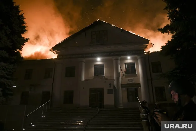 Пожар охватил территорию строительного рынка