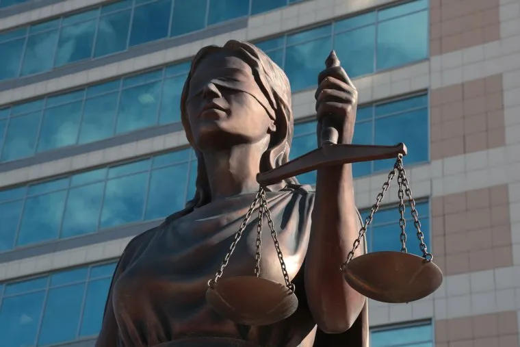 Статуя Фемиды у краевого арбитражного суда. Пермь