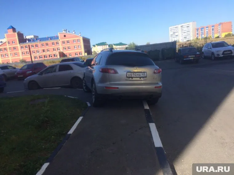 Автомобиль ведущего преградил путь пешеходам