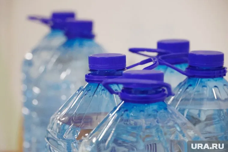 Власти начали раздавать жителям бутилированную воду