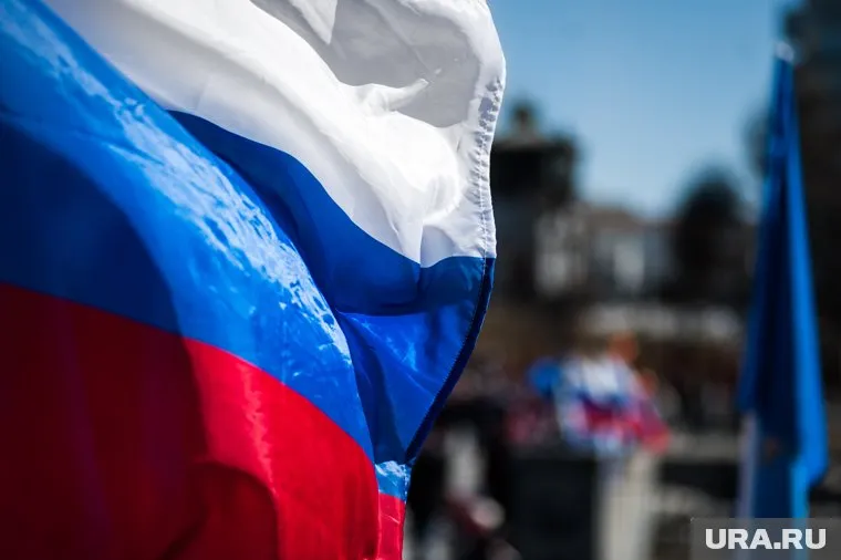 Толпа активистов подожгла флаг России