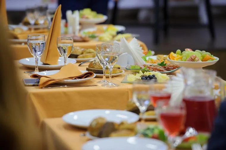 Празднование дня рождения Дома журналистов. Екатеринбург, накрытый стол, банкет, застолье, пища, праздник, еда