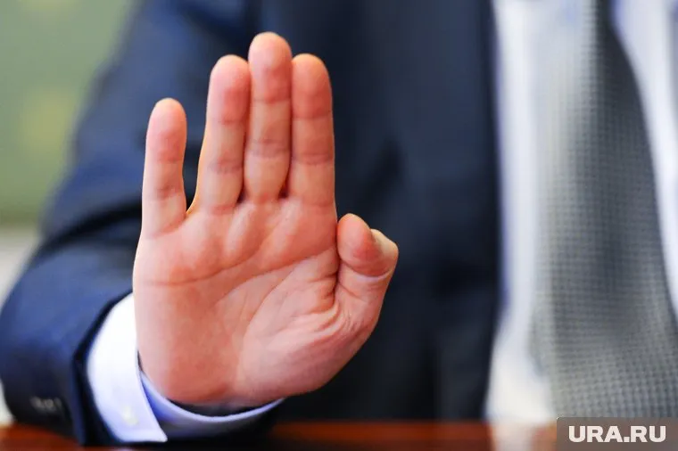 Депутату Задорину не понравилась съемка из-за чего он ударил по руке человека