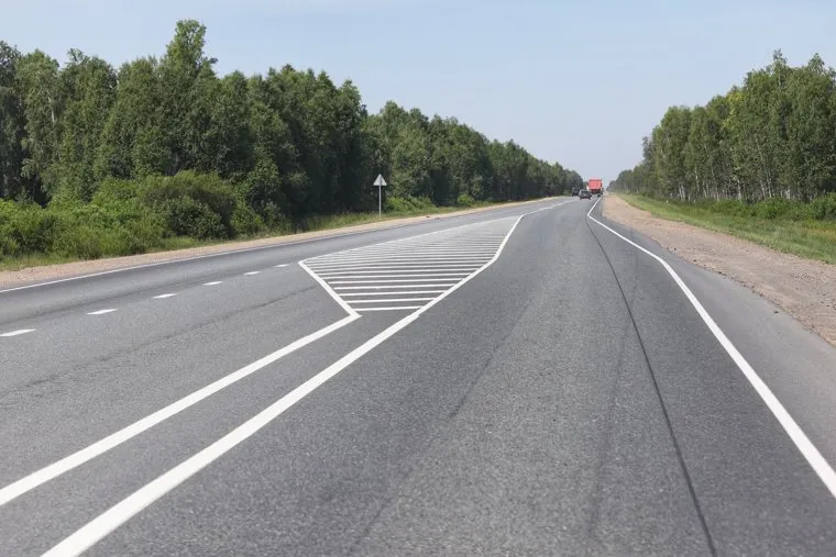 Направляющий островок в ПДД: фото