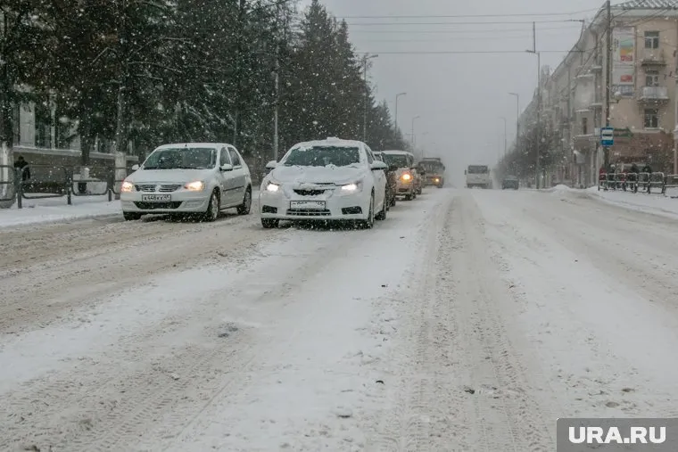 Днем 6 марта улицы Кургана убирают 60 человек и 20 единиц техники