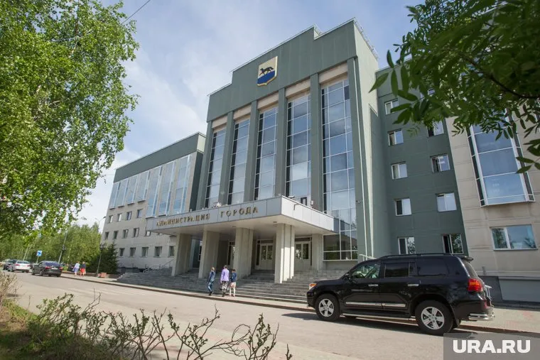 Сотрудникам мэрии Сургута поднимут выплаты за счет окружной казны