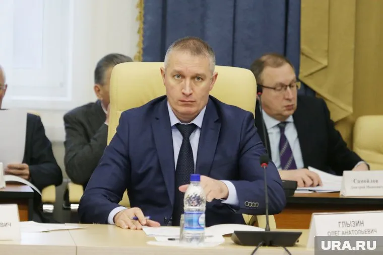 Спортивные менеджеры ждали отставки Олега Глызина при вступлении губернатора в должность. Но министру дали второй шанс. И все повторилось