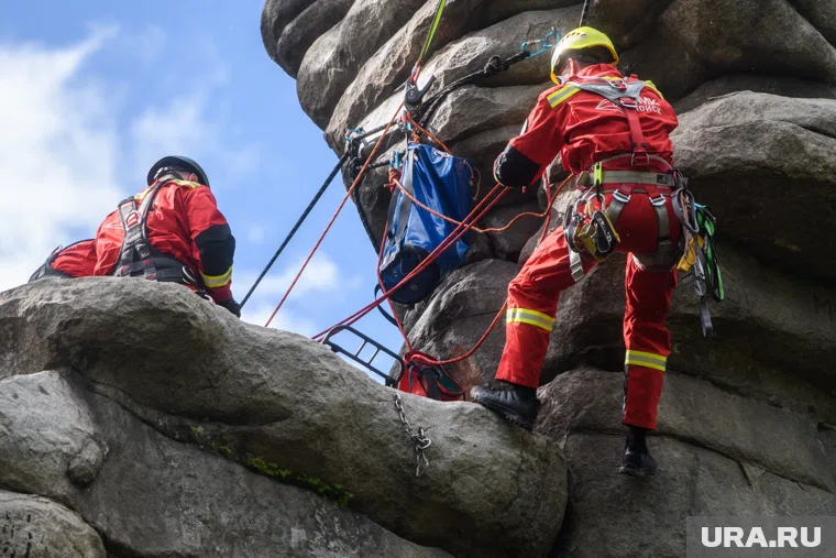 Спасатели транспортируют туристов, пострадавших при походе в Махарское ущелье