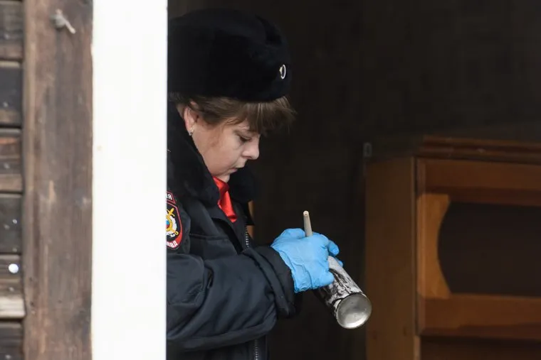 Работа следователей в сгоревшем доме на улице Омская. Екатеринбург