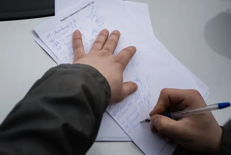 Митинг собственников гаражного кооператива «Сетевик». Сургут, сбор подписей