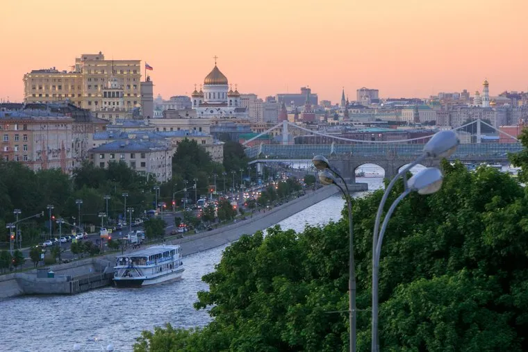 Виды Москвы. Воробьевы горы, Андреевская набережная, ххс, крымский мост, храм христа спасителя, москва-река, фрунзенская набережная, нескучный сад, речной трамвайчик, город москва