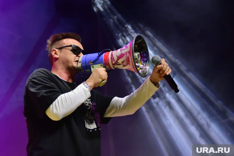 Группа «Отпетые мошенники» исполнила свои известные композиции на сцене «УГМК-арены» (архивное фото)