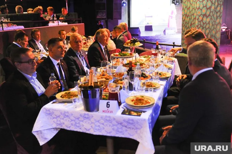 Сергей Овчинников (слева) и Виталий Рыльских (третий слева), похоже, усилятся в гордуме следующего созыва