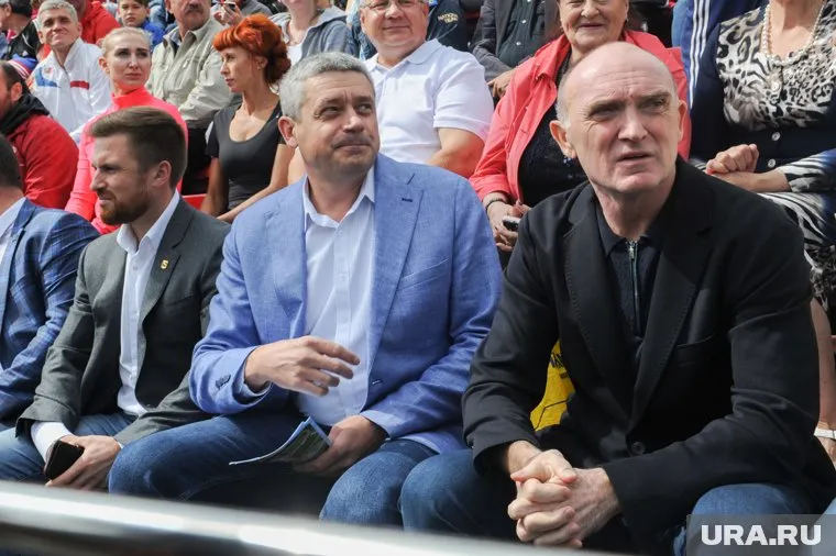 Григорий Тонких (слева) подал документы после беседы с Борисом Дубровским (справа)