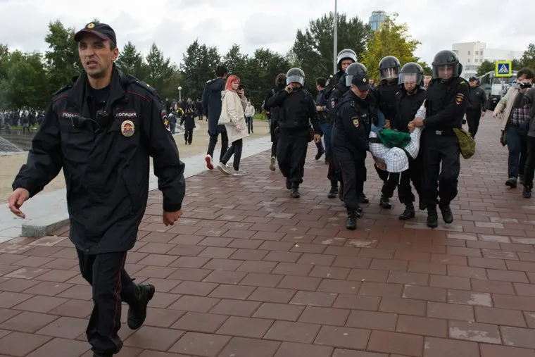 Задержания участников митинга против пенсионной реформы в Екатеринбурге, акция протеста, полиция, задержание