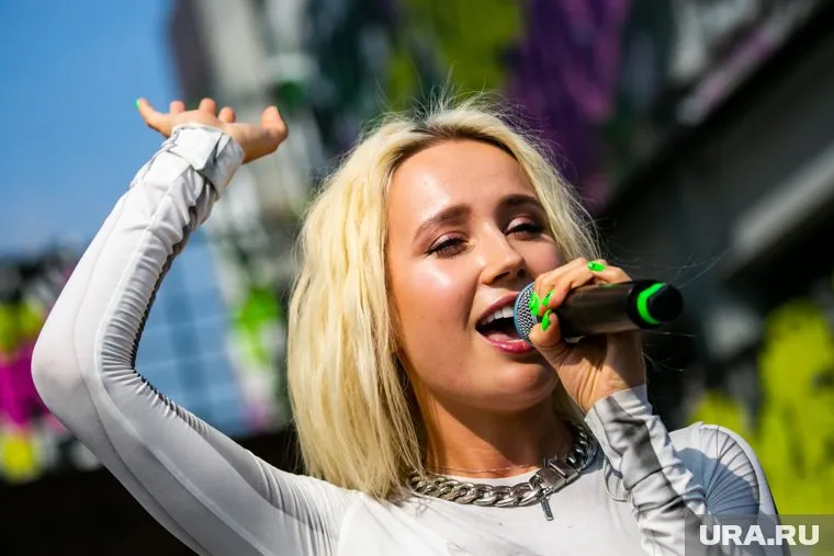 Певица Клава Кока ранее пожаловалась фанатам на то, что соцсеть TikTok удаляет ее видео