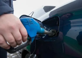 Тюменцев призвали приготовиться к зимнему скачку цен на бензин