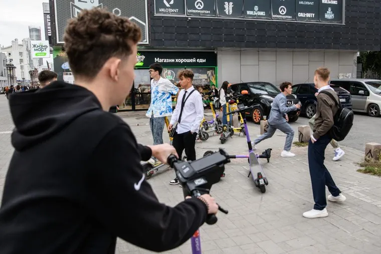 Школьники и студенты на городских улицах в День знаний. Екатеринбург