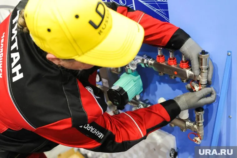 В Мегионе помогают вернуть тепло сантехники из соседних городов