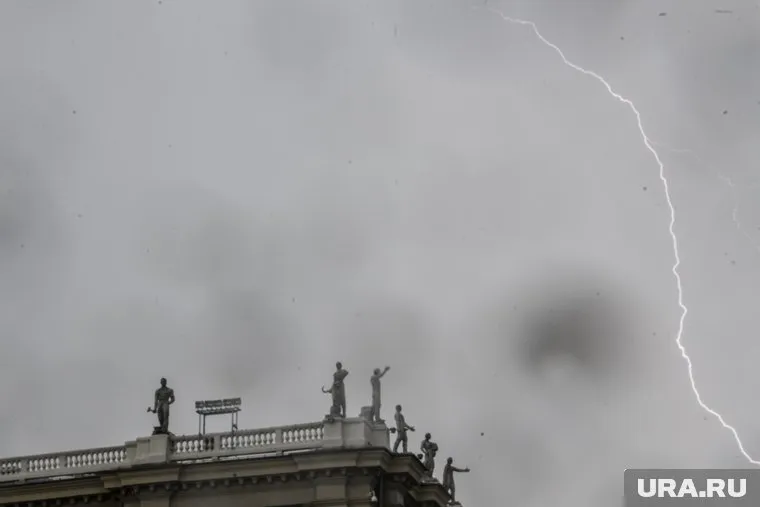 Свердловскую область ждут грозы и жаркая погода