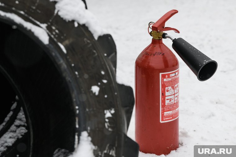 В ХМАО полицейские потушили вспыхнувший на парковке автомобиль. Видео
