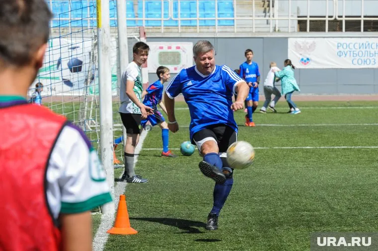 На старом футбольном поле Центрального стадиона играл вице-губернатор Станислав Мошаров (в центре) и другие VIP-футболисты