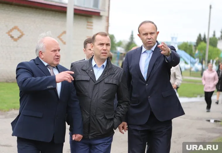 Александр Васильев (справа) ушел в отставку после 15 лет работы начальником управления физкультуры