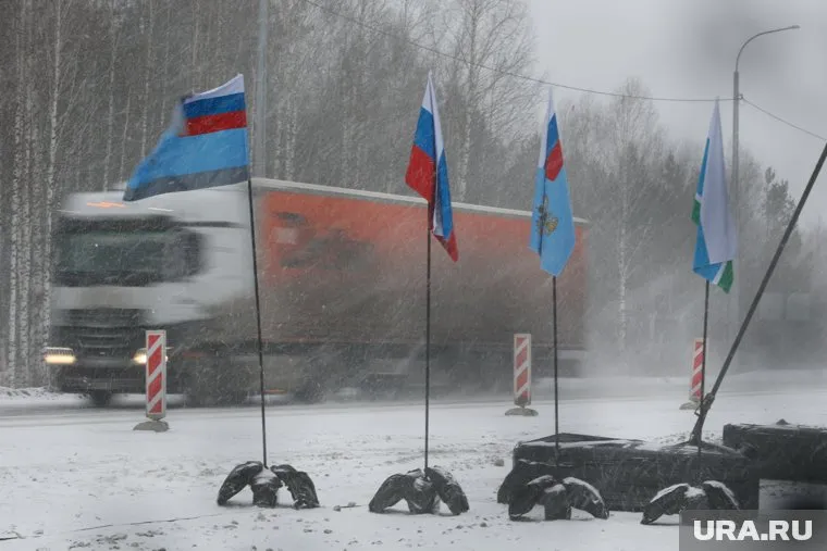 Начальник патрульных приказал отпустить водителя с цистерной, не составляя протокол, сообщил источник URA.RU