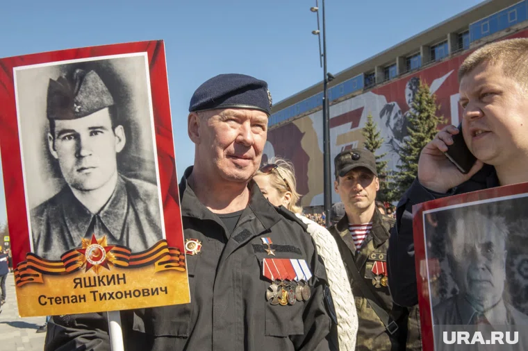 Герой России Сергей Яшкин с портретом деда-фронтовика во время шествия «Бессмертного полка»