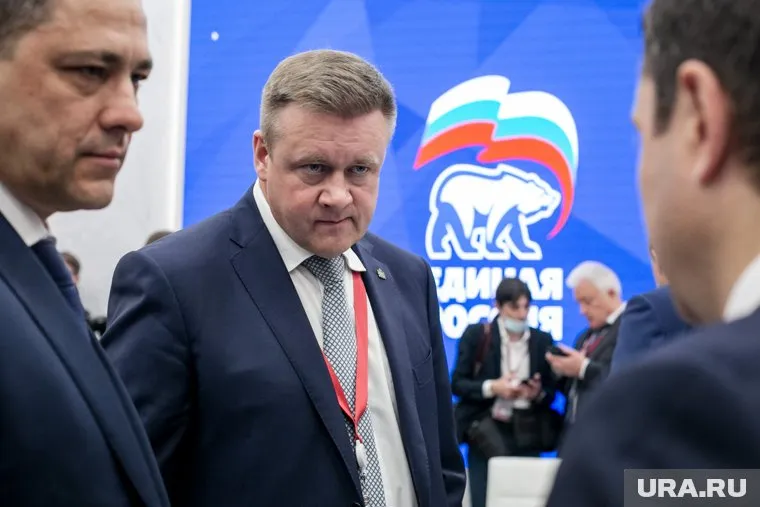 Николай Любимов, в центре, получал взятки с 2017 по 2022 годы, считает следствие