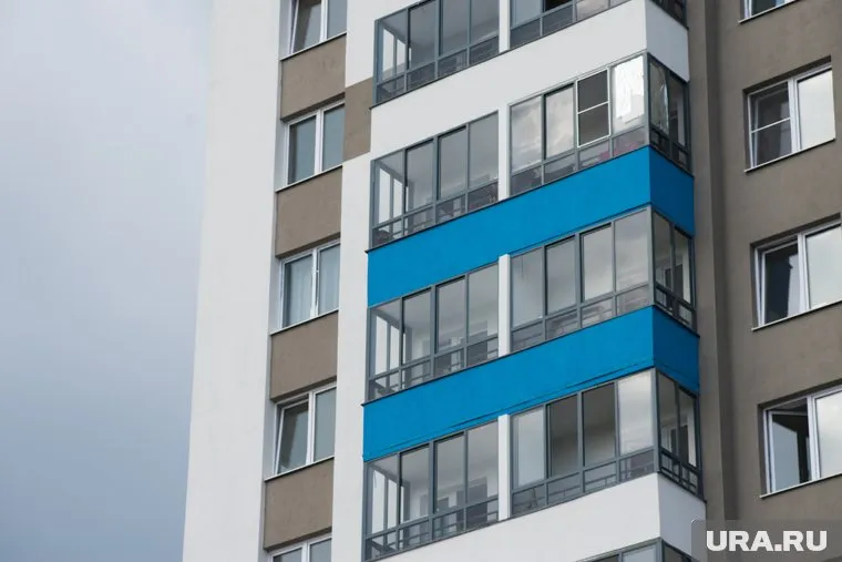 В основном на цену остекления влияет тип балкона и количество камер стеклопакета