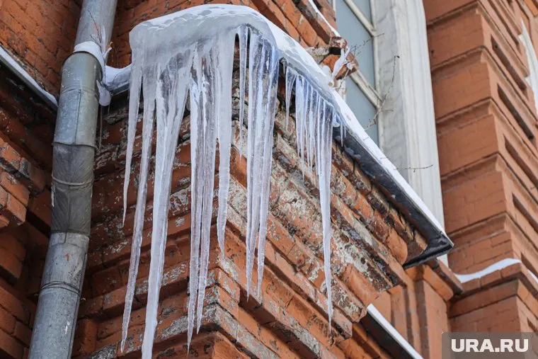 От удара сосульки екатеринбурженка потеряла сознание, но ей на помощь пришли опытные инструкторы