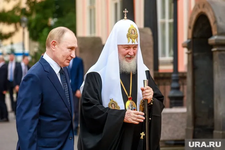 Владимир Путин и патриарх Кирилл поклонились мощам Александра Невского