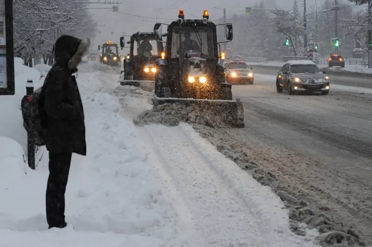 Снегопад. Челябинск, снегоуборочная техника, снегопад, климат, погода, метеоусловия