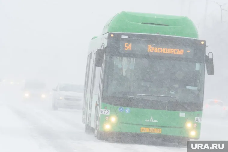 В Сугуте сильный ветер сдул с дороги автобус