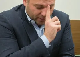 У семьи депутата, советовавшего «меньше питаться», отбирают УАЗ «Буханку»