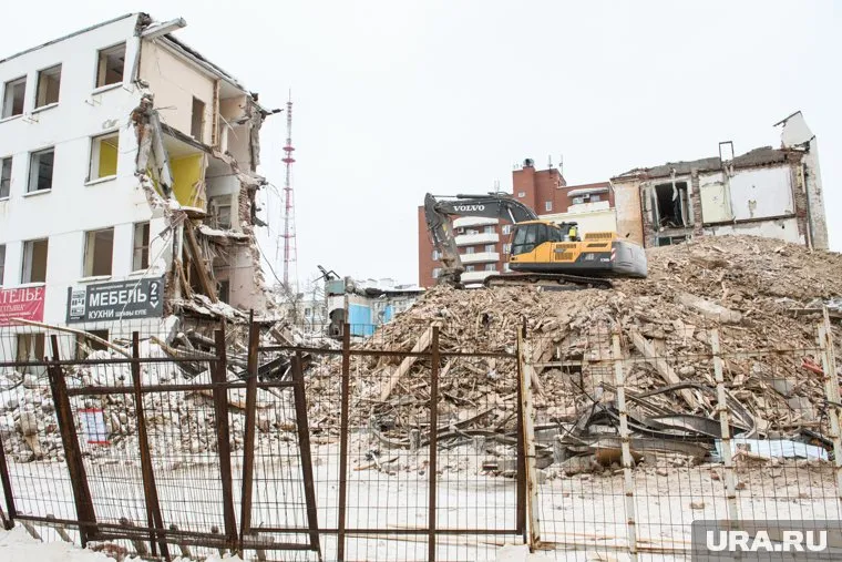 Сносить конструктивистское здание застройщик начал в начале января
