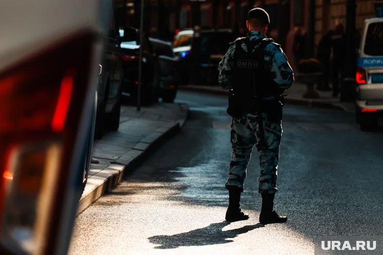 На Малышева работают бойцы ОМОНа
