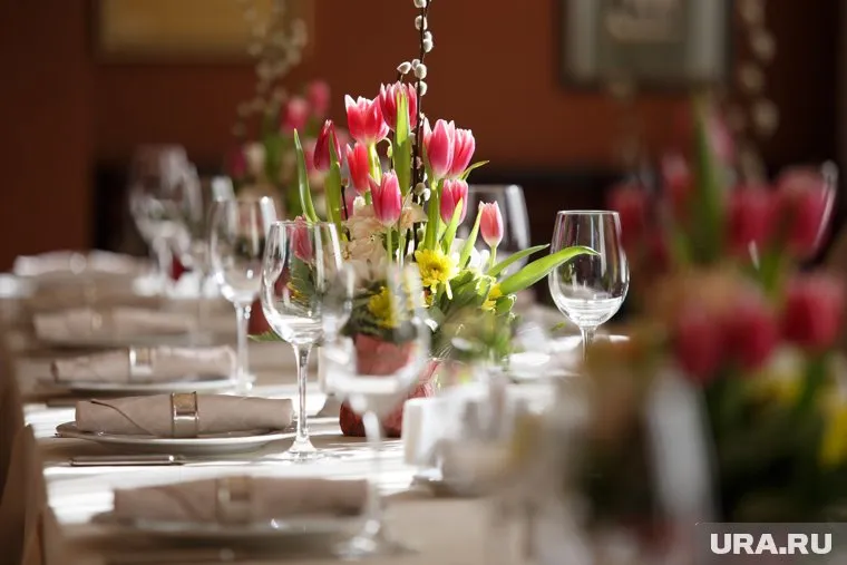 Выпускников кормила компания площадки, и часть еды они принесли с собой