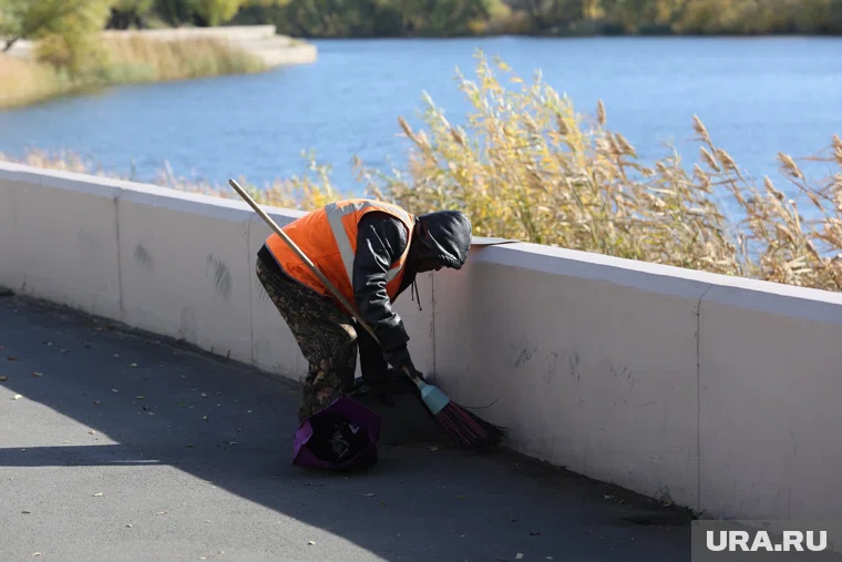 Зарплаты дворников в РФ летом 2025 года выросли на 25%