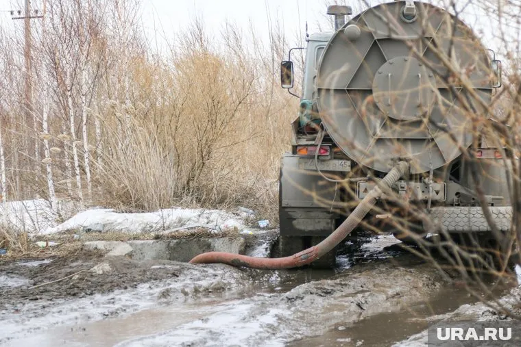 Ассенизаторы-частники в Сургуте используют любой канализационный люк, чтобы слить туда отходы