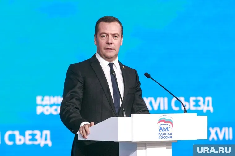 Дмитрий Медведев пояснил, что в борьбе с бедностью «нет легких решений»