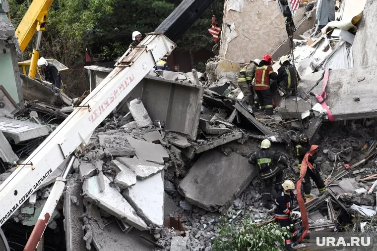 Ребенка достали из-под завалов