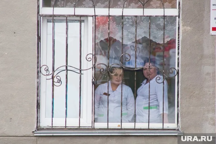Медсестрам и врачам полуразрушенной больницы посоветовали помыть полы и поменять плакаты